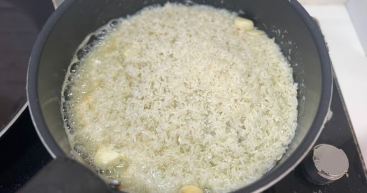 Sarımsaklı Pilav Tarifi Aşama 2