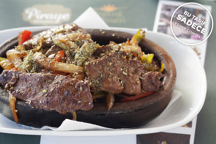 https://yemek.com/tarif/piraye-restaurant-yaprak-ciger/ | Fotoğraf: Özgür Bakır / Piraye Taş Plak Meyhanesi Kiremitte Yaprak Ciğer Tarifi