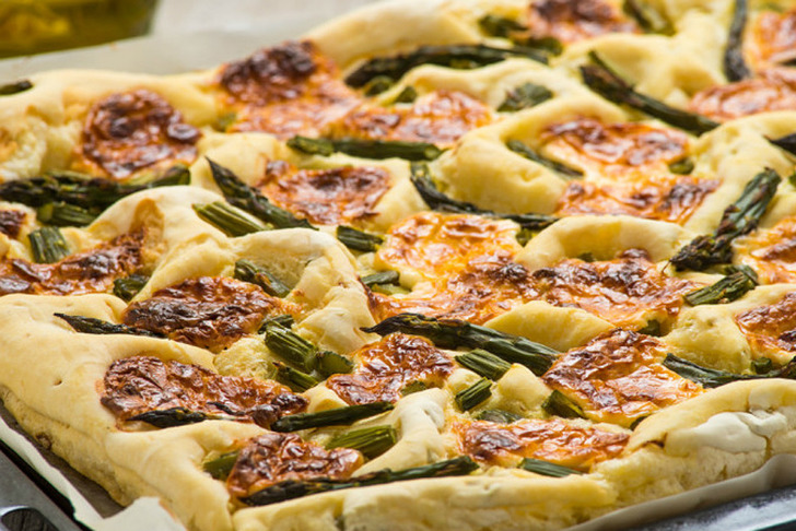 Kuşkonmazlı ve Cheddar Peynirli Pizza Tarifi