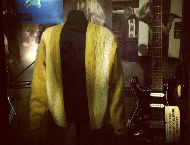 Kurt Cobain'in meşhur depresyon hırkası ve gitarı