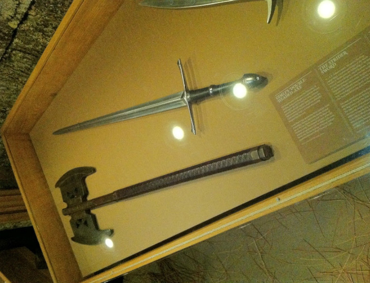 Gimli'nin baltası, Kolcu'nun (Aragorn) kılıcı ve Frodo'nun mektup açacağı