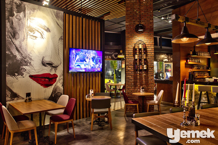 Barnie's Coffee Kitchen Tablo Şeklinde Renkli Paravanlar