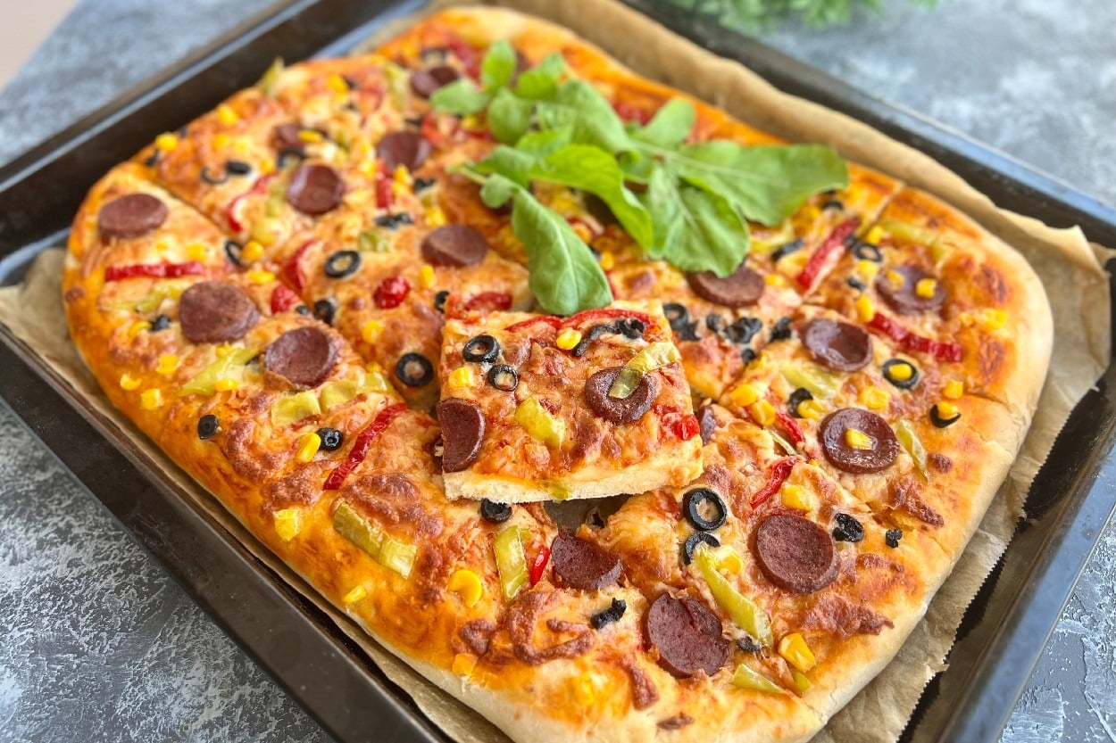 Evde Yapılınca Daha Güzel: Tepside Karışık Pizza