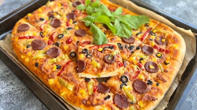 Evde Yapılınca Daha Güzel: Tepside Karışık Pizza