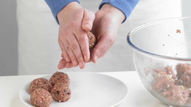 Pişerken Küçülmesin, Kıvamı Nefis Olsun: Köftenin Dağılmaması İçin Ne Yapmalı?