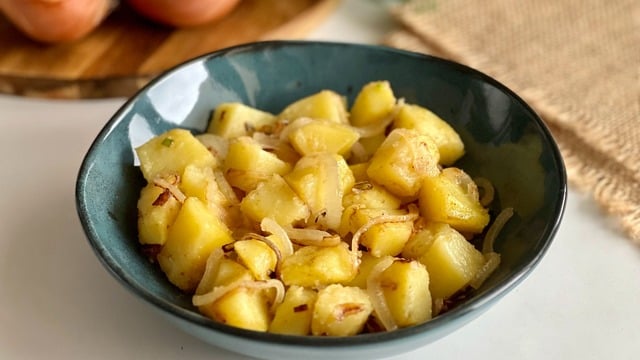 Çok Doyurucu: Soğanlı Patates Kavurması
