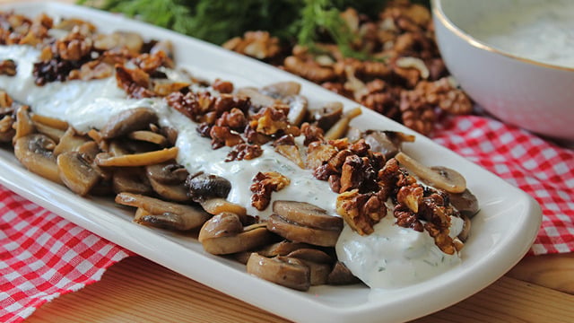 Doyuran Hafif Tarif: Yoğurtlu Cevizli Mantar Salatası