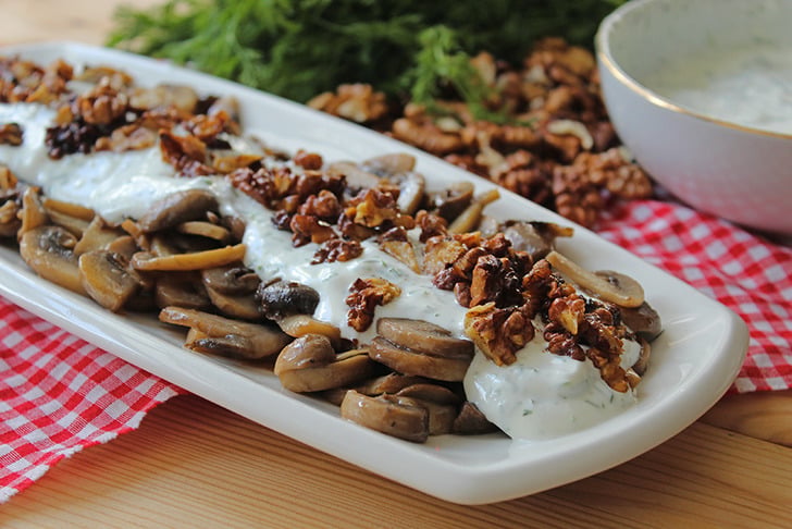 Yoğurtlu Cevizli Mantar Salatası Tarifi