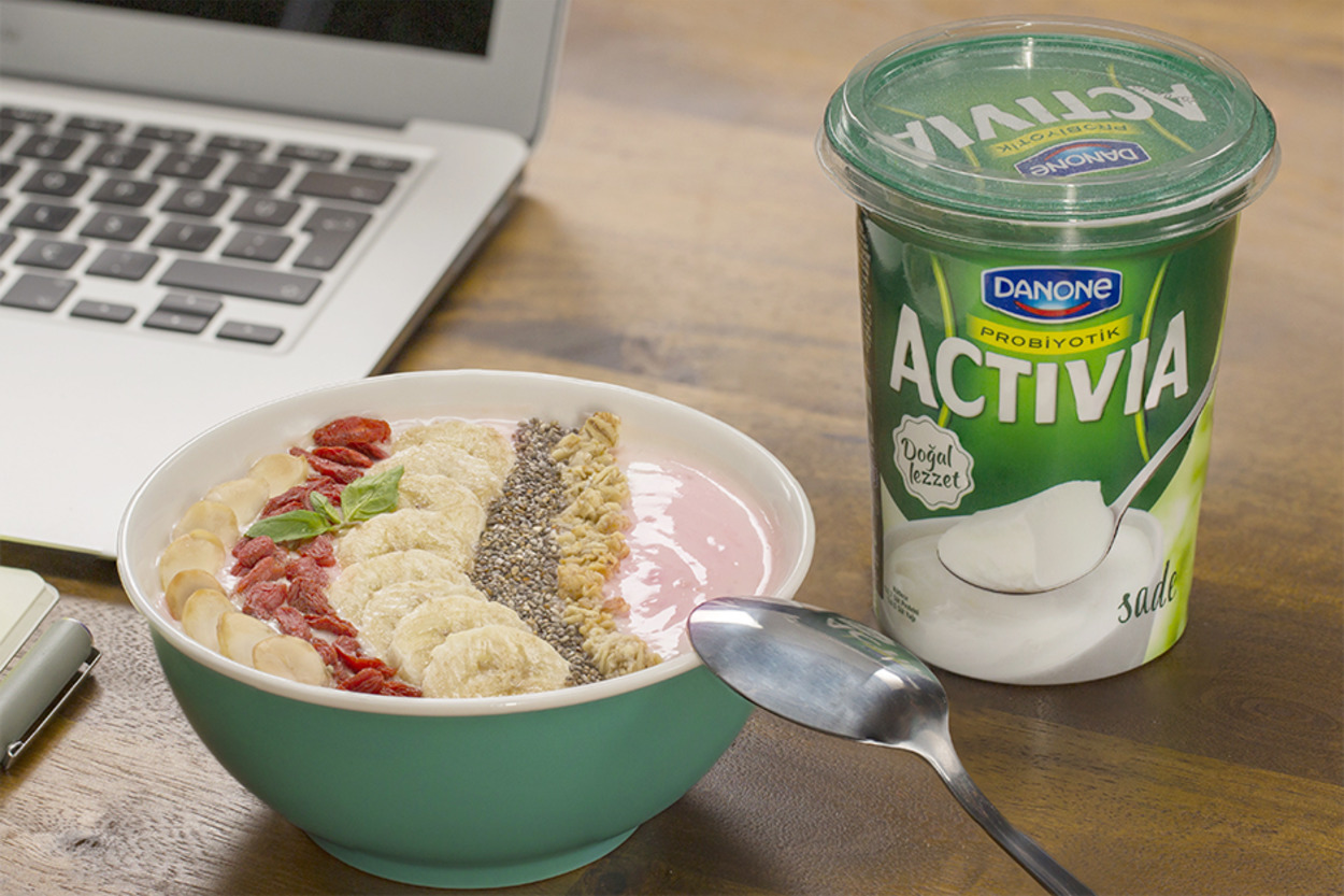 Hem de Probiyotik: Çilekli & Muzlu Smoothie Bowl