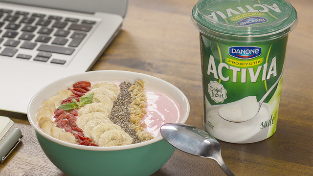 Hem de Probiyotik: Çilekli & Muzlu Smoothie Bowl