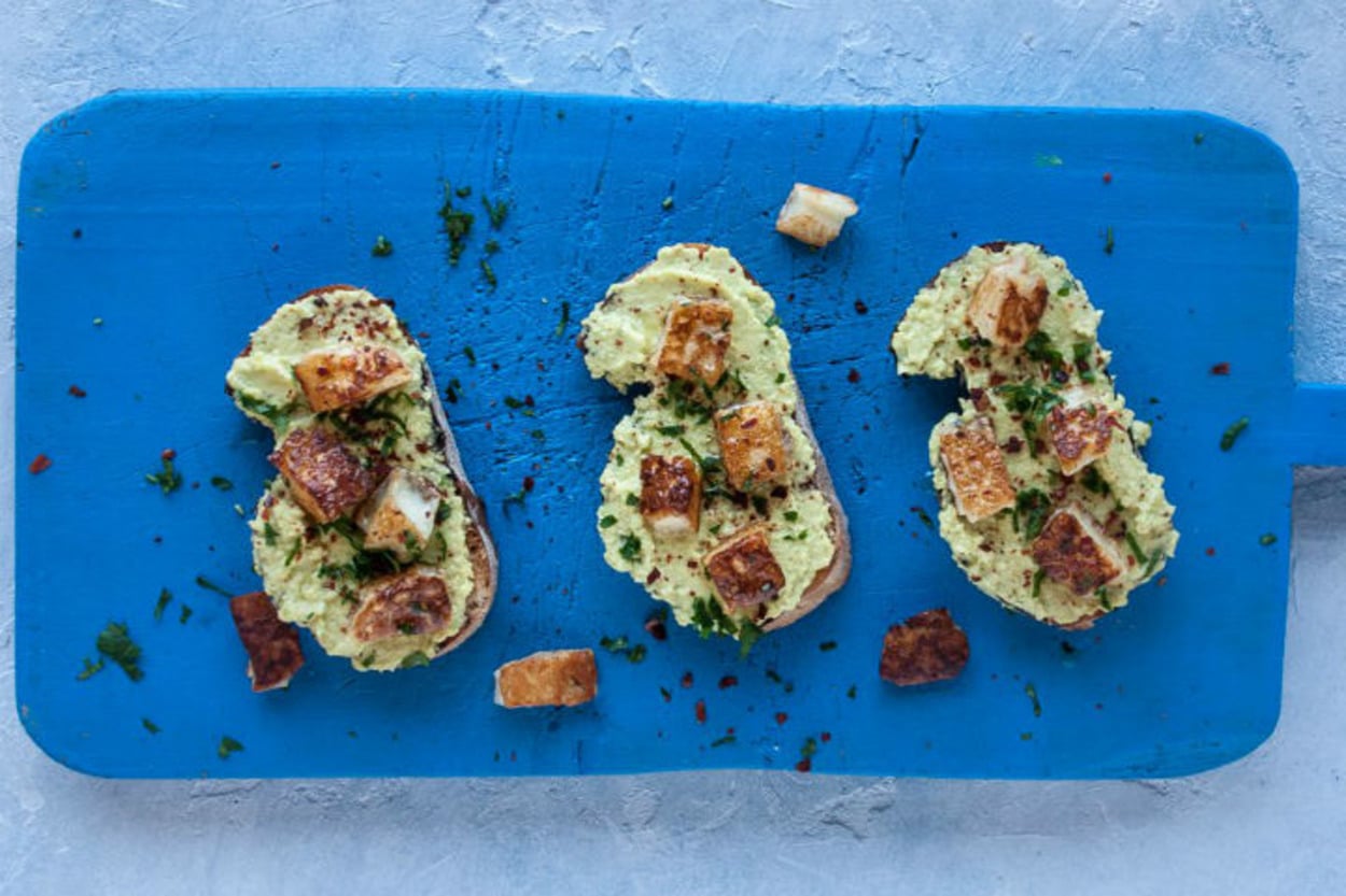 Hafif Başlangıç: Avokado & Hellimli Bruschetta
