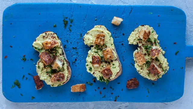 Hafif Başlangıç: Avokado & Hellimli Bruschetta