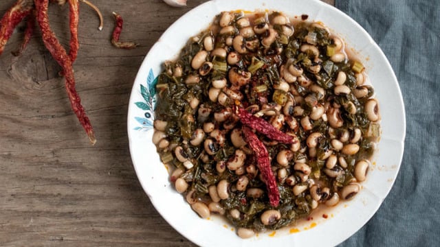 Alternatif Sulu Yemek: Kuru Börülceli Karalahana Yemeği