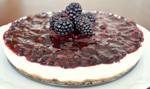 Glutensiz, Tereyağsız: Ballı Böğürtlenli Cheesecake