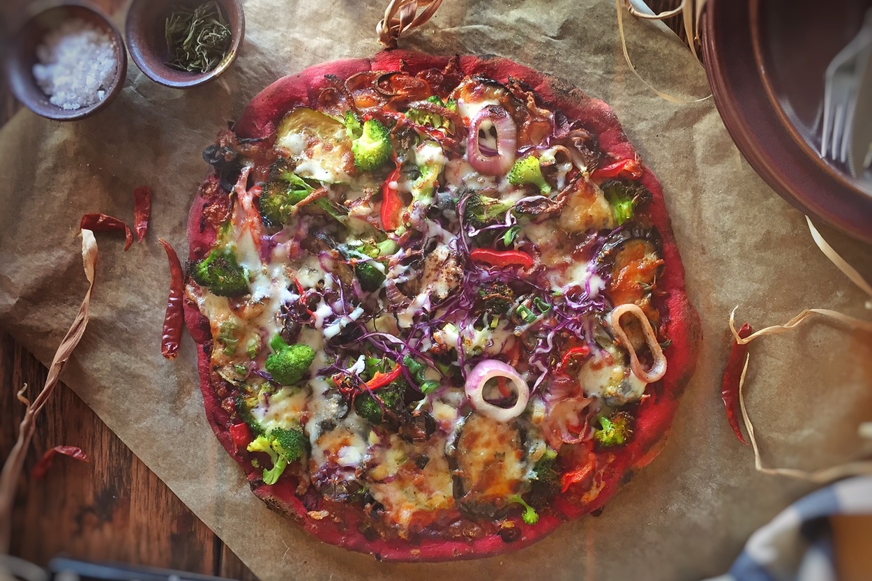 Rengi Pembe: Pancar Püreli Izgara Sebzeli Pizza
