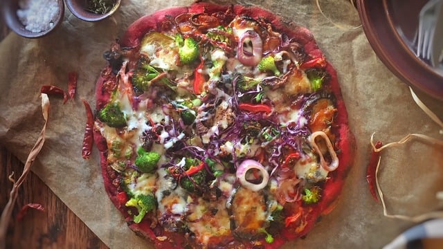 Rengi Pembe: Pancar Püreli Izgara Sebzeli Pizza