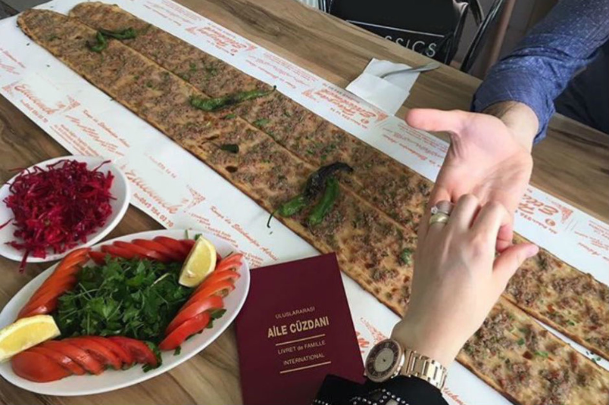 İlişkilerinde Çıtayı Normalin Üzerine Çıkaran 13 Eğlenceli Çift