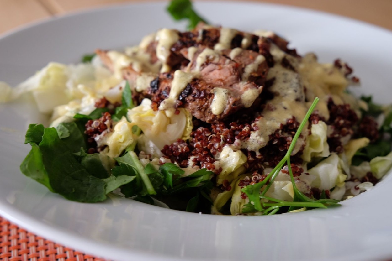 Hardal Sosuyla: Etli Kinoa Salatası