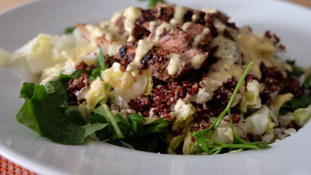 Hardal Sosuyla: Etli Kinoa Salatası