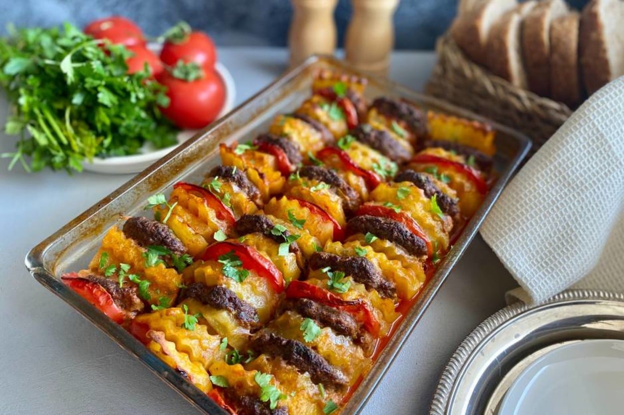 Yapımı da Kolay: Kızartmadan Fırında Köfteli Patates Dizme