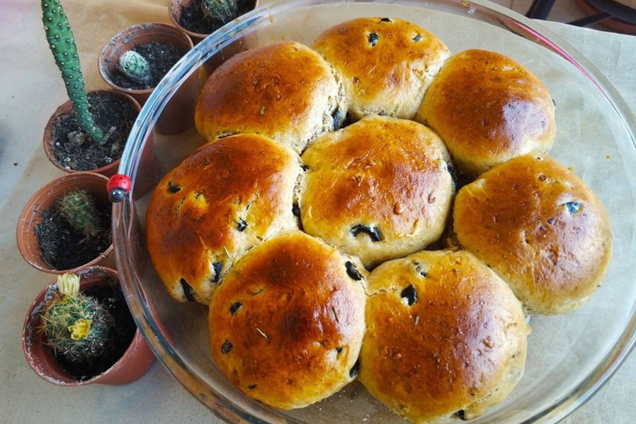 Mideniz Çiçek Açsın: Zeytinli Sarımsaklı Çiçek Ekmek