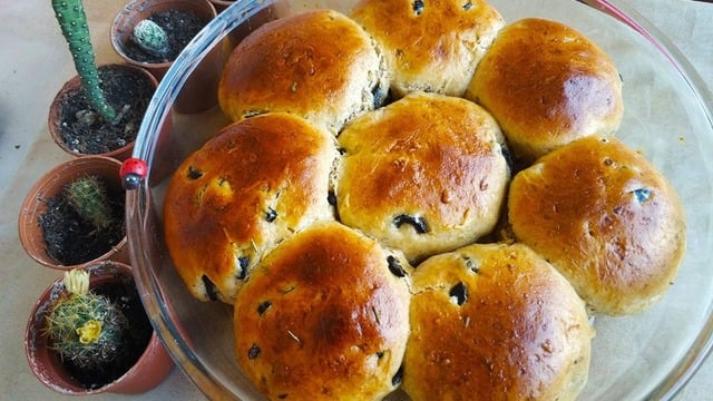 Mideniz Çiçek Açsın: Zeytinli Sarımsaklı Çiçek Ekmek