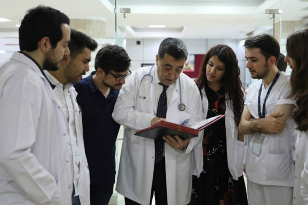 Fırıncıyken 53 Yaşında Doktor Olan Adamın İmkansızlıklardan Doğan Başarı Hikayesi