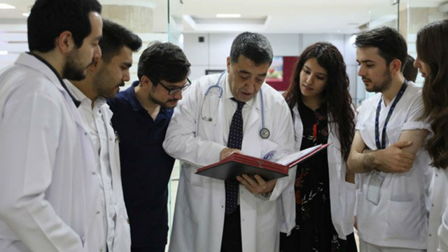 Fırıncıyken 53 Yaşında Doktor Olan Adamın İmkansızlıklardan Doğan Başarı Hikayesi