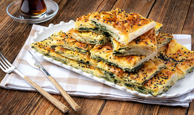 Çayın Yanına, Kahvaltıya: Hazır Yufkadan Ispanaklı Börek