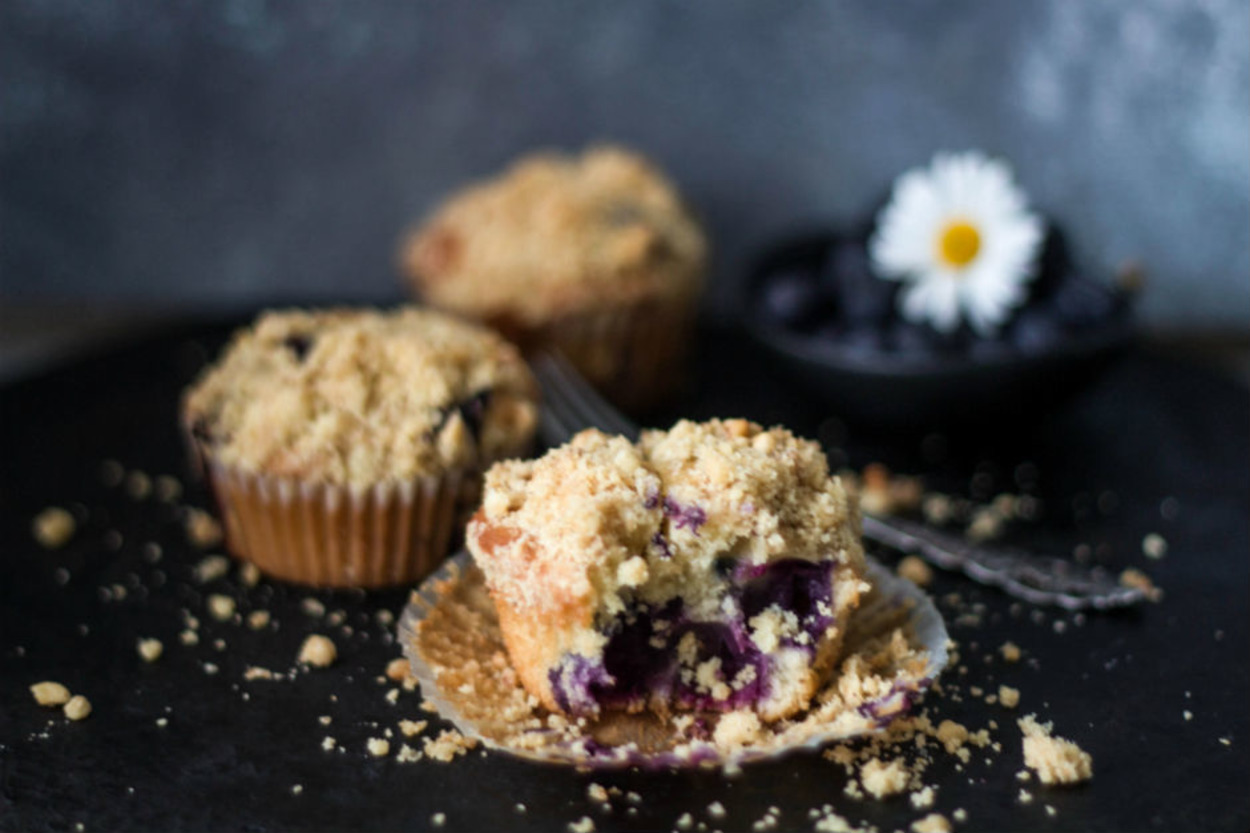Çayın Yanına: Yaban Mersinli Crumble Muffin