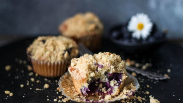 Çayın Yanına: Yaban Mersinli Crumble Muffin