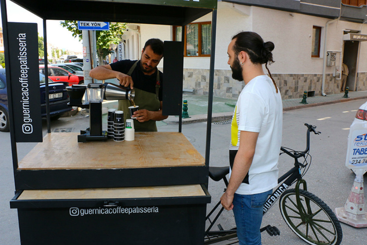 Eskişehir'de Özel Tasarım "Bisiklet Kafe"siyle Sokak Sokak Gezen Resim Öğretmeni