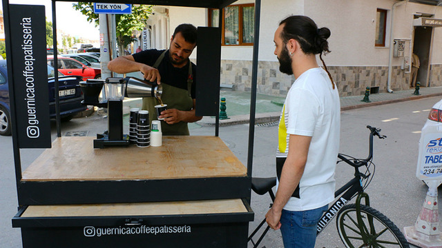 Eskişehir'de Özel Tasarım "Bisiklet Kafe"siyle Sokak Sokak Gezen Resim Öğretmeni