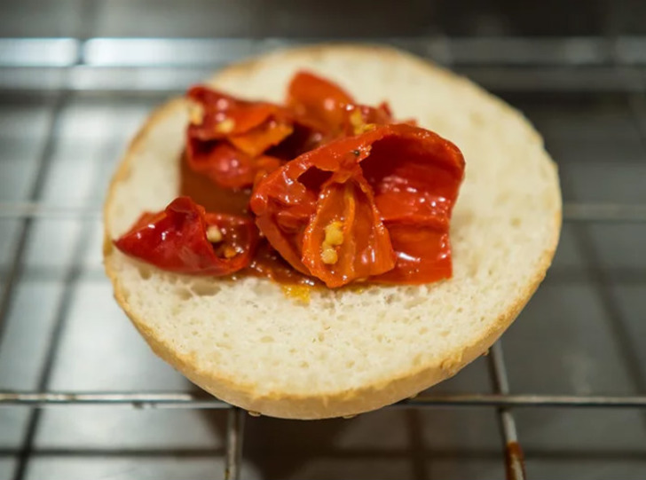 https://9gag.com/gag/aAxNRz9/you-must-sign-a-health-waiver-before-eating-australias-hottest-burger | 9gag
