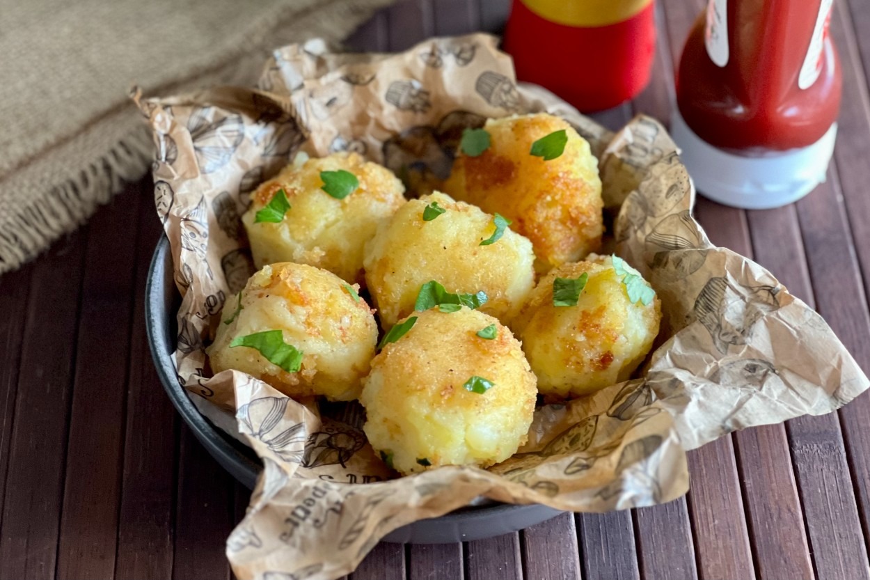 Tam Kıvamında Kızarır: Kaşarlı Patates Topları