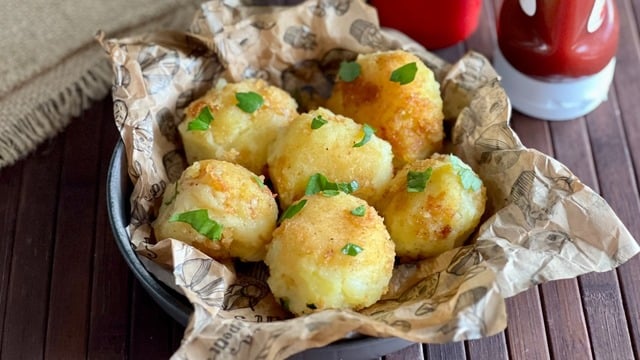 Tam Kıvamında Kızarır: Kaşarlı Patates Topları