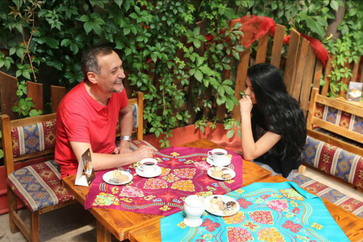 https://www.aa.com.tr/tr/yasam/bu-kafe-musteri-degil-misafir-agirliyor/1178791 | aa