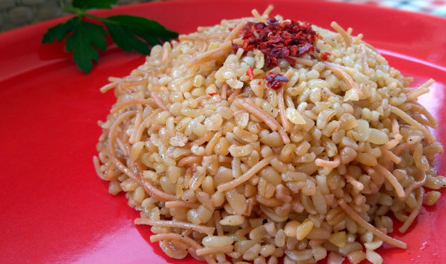 Tereyağı Kokulu: Şehriyeli Bulgur Pilavı