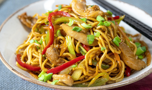 Uzak Doğu Eriştesi: Tavuklu Noodle