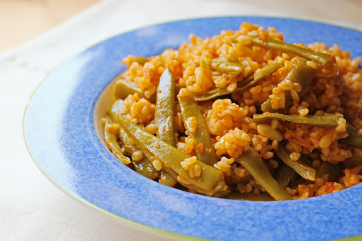 Bir Tabakta İki Güzellik: Taze Fasulyeli Bulgur Pilavı