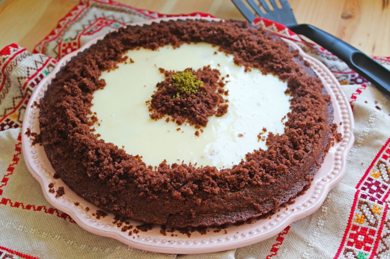 İçinde de Muhallebi Var: Tart Kalıbında Kek