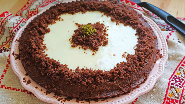 İçinde de Muhallebi Var: Tart Kalıbında Kek