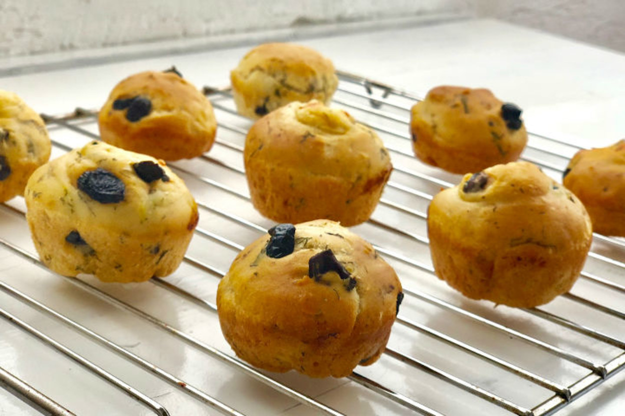 Muffin Kalıbında: Dereotlu ve Zeytinli Ekmekler