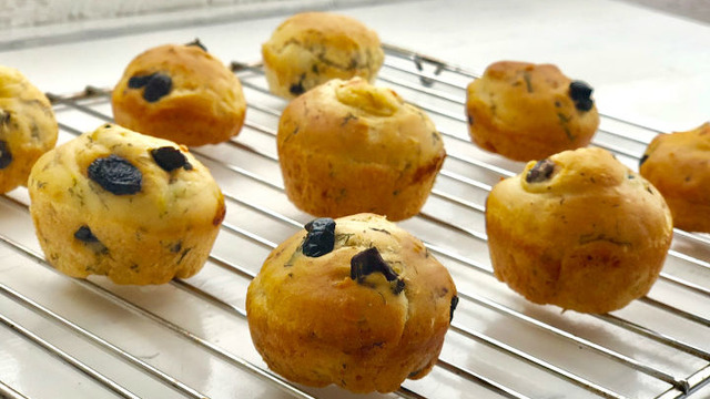 Muffin Kalıbında: Dereotlu ve Zeytinli Ekmekler