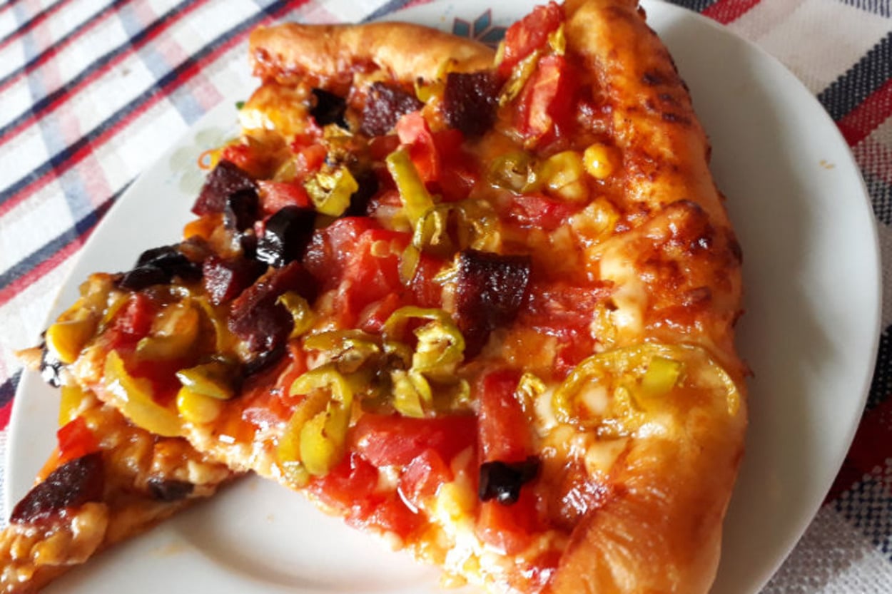 Eriyen Kaşarı İle: Zeytinli Ev Pizzası