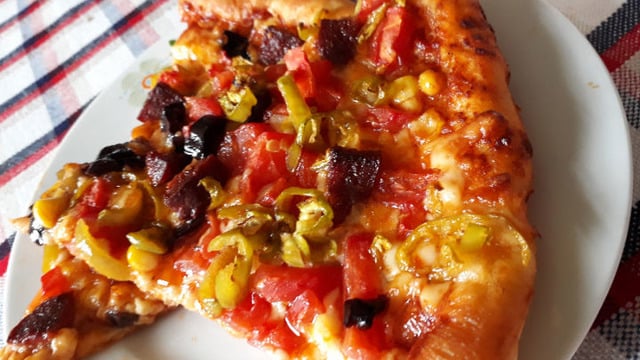 Eriyen Kaşarı İle: Zeytinli Ev Pizzası