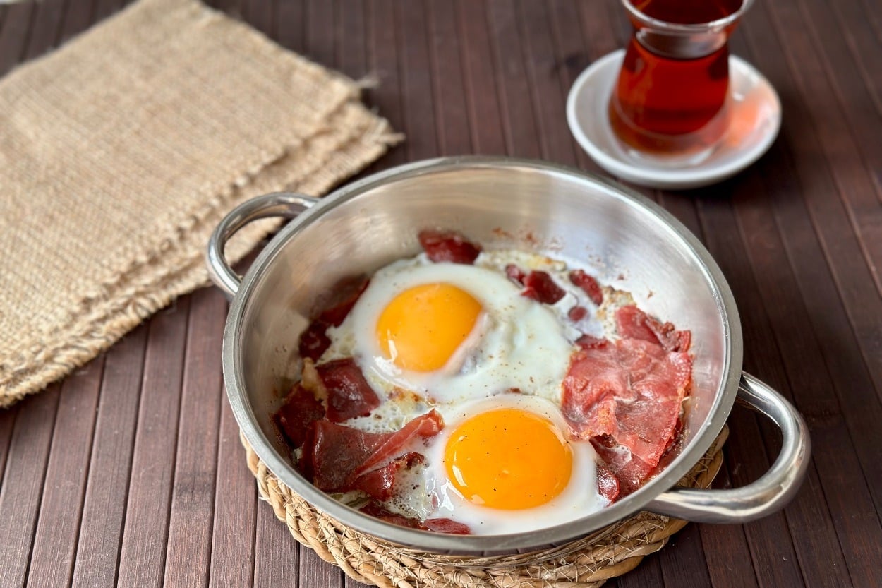 Bandıra Bandıra Yersin: Pastırmalı Yumurta