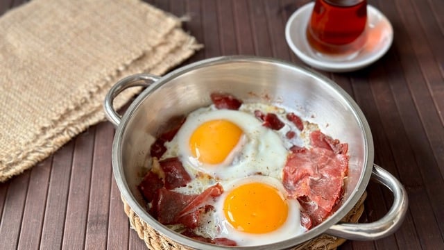 Bandıra Bandıra Yersin: Pastırmalı Yumurta