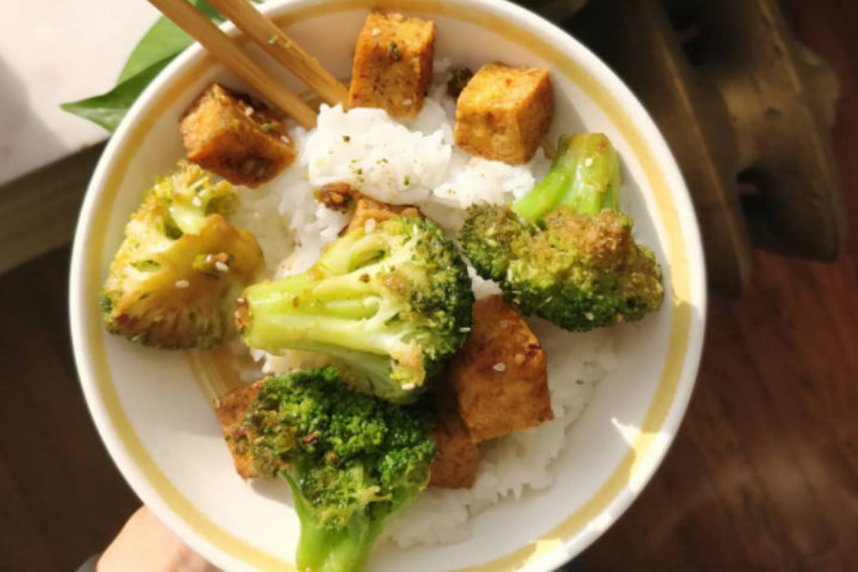 Vejeteryan Lezzet: Tofu ve Brokolili Pilav
