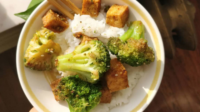 Vejeteryan Lezzet: Tofu ve Brokolili Pilav